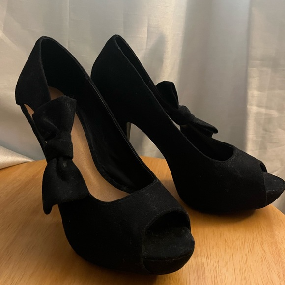 Black Velvet High Heel. Size 9. - Picture 6 of 6